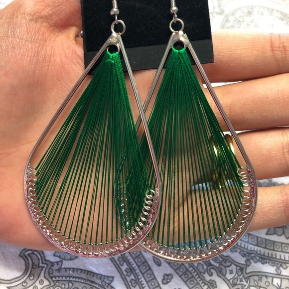 ⬇️ 🌴5 for $20🌴 Threaded tear drop shape earrings - Picture 4 of 4